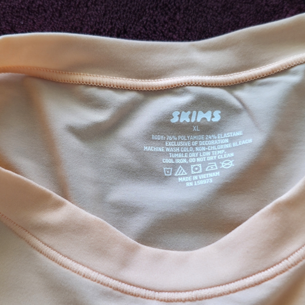 SKIMS Fits Everybody Long Sleeve T-Shirt – Faded Nectar (Light Peach) – Size XL
